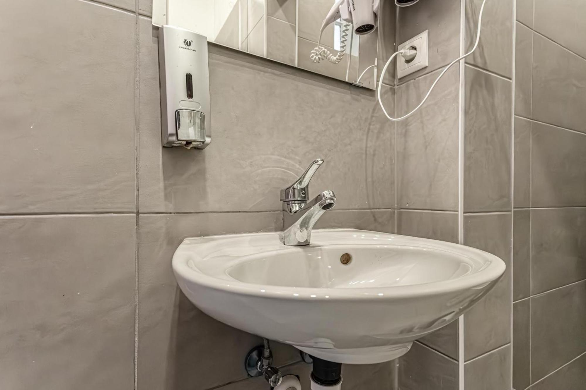 Gorgeous 1br Near Akh Hospital Apartamento Viena