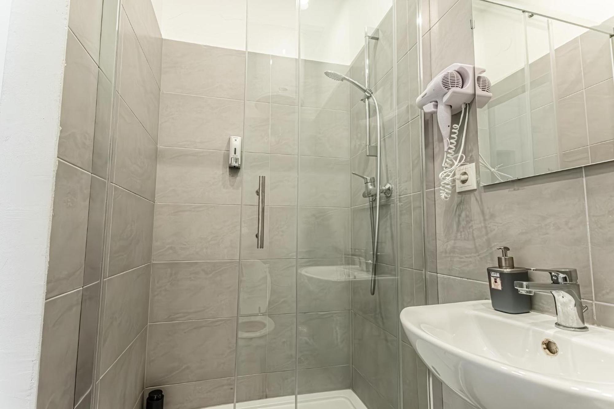 Gorgeous 1br Near Akh Hospital Apartamento *